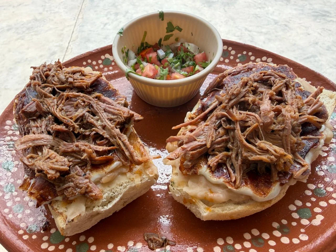 Molletes con birria de La Chingada Birria