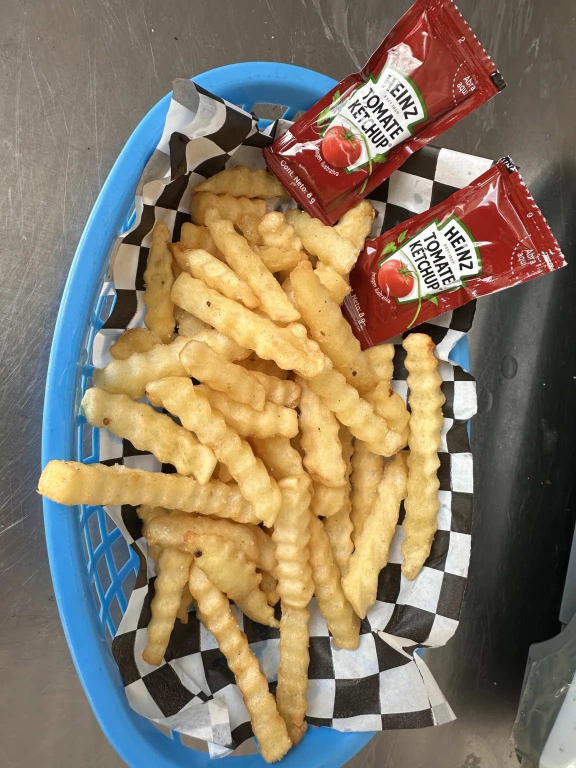 Papas a la francesa de La Chingada Birria