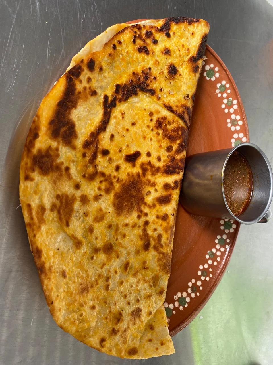 Quesabirria gigante de harina de La Chingada Birria